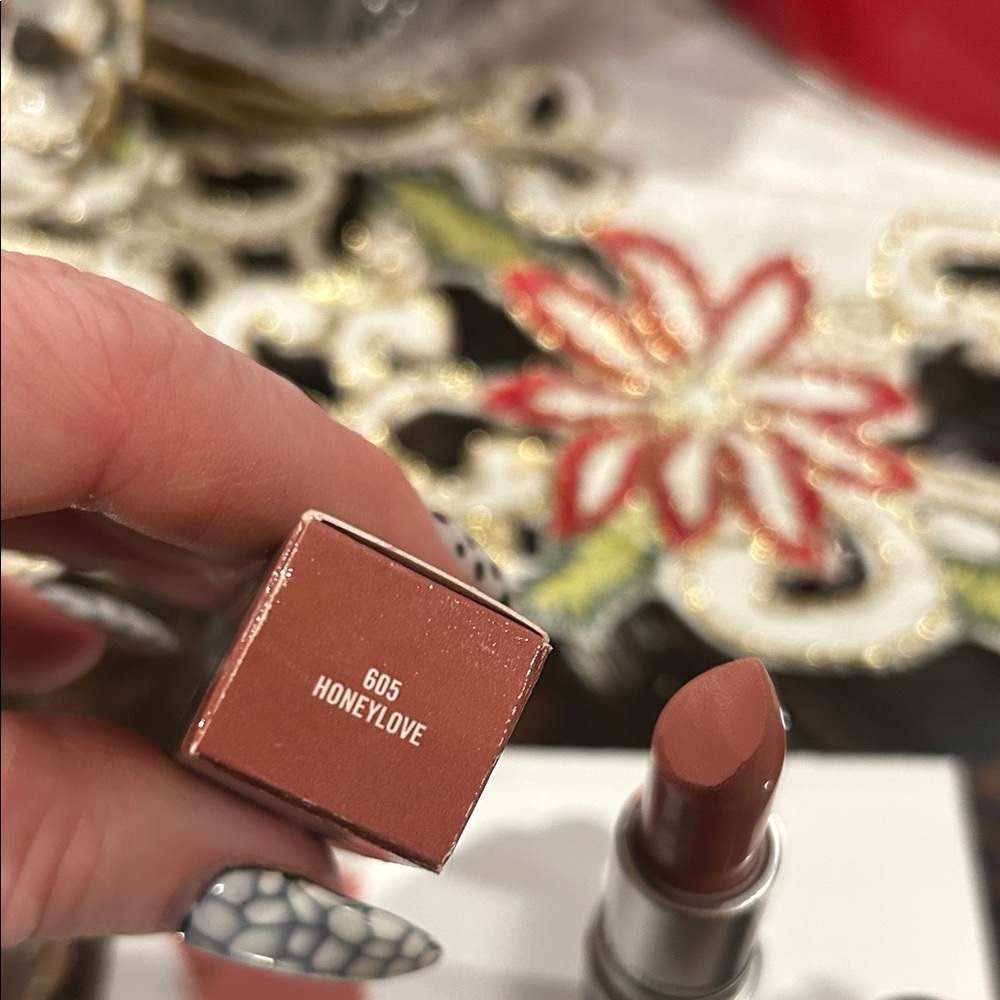 MAC Cosmetics Matte Lipstick - Honeylove  605 - Picture 3 of 5
